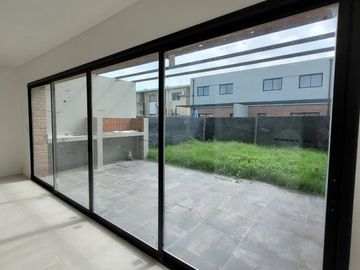 VENTA CASA A ESTRENAR DE TRES DORMITORIOS CON JARDIN, PARRILLERO Y COCHERA EN TIERRA NUEVA FISHERTON