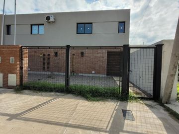 VENTA CASA A ESTRENAR DE TRES DORMITORIOS CON JARDIN, PARRILLERO Y COCHERA EN TIERRA NUEVA FISHERTON