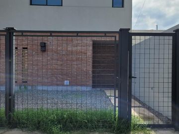 VENTA CASA A ESTRENAR DE TRES DORMITORIOS CON JARDIN, PARRILLERO Y COCHERA EN TIERRA NUEVA FISHERTON