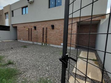 VENTA CASA A ESTRENAR DE TRES DORMITORIOS CON JARDIN, PARRILLERO Y COCHERA EN TIERRA NUEVA FISHERTON