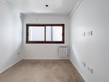 Casa única pasillo, 3 dormitorios, estrenar, patio, radiadores, dormitorio suite, Centro