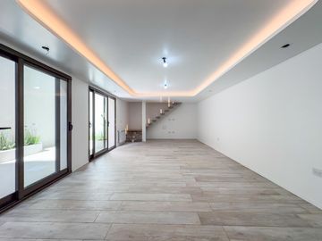 Casa única pasillo, 3 dormitorios, estrenar, patio, radiadores, dormitorio suite, Centro