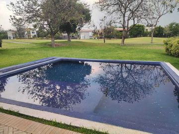 Estrene residencia 3  recámaras, jardín ,alberca, vista al fairway.