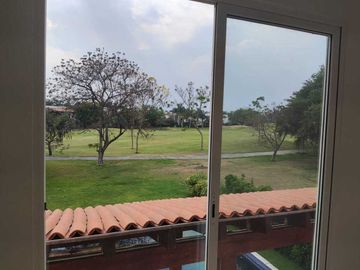 Estrene residencia 3  recámaras, jardín ,alberca, vista al fairway.