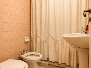 Venta Departamento 3 ambientes con dependencia y cochera en Flores
