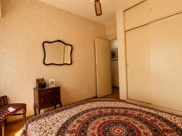 Venta Departamento 3 ambientes con dependencia y cochera en Flores
