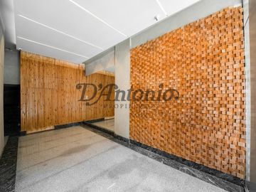 Semipiso Monoambiente Divisible Muy Luminoso sobre Av. Eva Perón