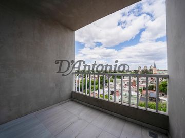 Semipiso Monoambiente Divisible Muy Luminoso sobre Av. Eva Perón
