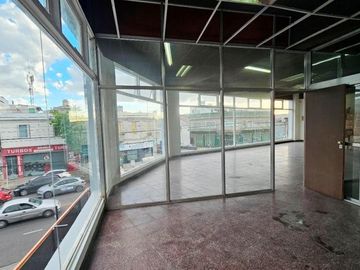 Oficina/Showroom /Local 1° piso en  Excelente Zona Comercial Warnes y Dorrego
