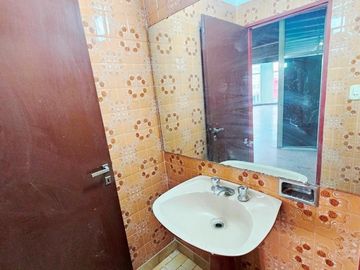 Oficina/Showroom /Local 1° piso en  Excelente Zona Comercial Warnes y Dorrego