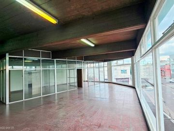 Oficina/Showroom /Local 1° piso en  Excelente Zona Comercial Warnes y Dorrego