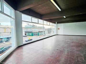 Oficina/Showroom /Local 1° piso en  Excelente Zona Comercial Warnes y Dorrego