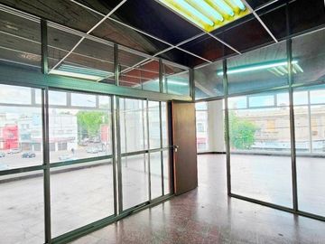 Oficina/Showroom /Local 1° piso en  Excelente Zona Comercial Warnes y Dorrego