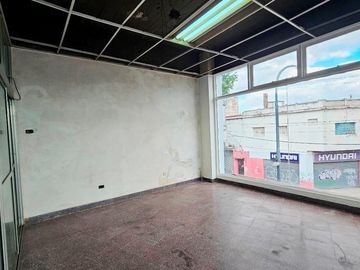 Oficina/Showroom /Local 1° piso en  Excelente Zona Comercial Warnes y Dorrego