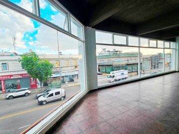 Oficina/Showroom /Local 1° piso en  Excelente Zona Comercial Warnes y Dorrego