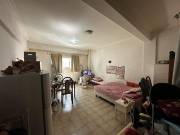 PH que incluye 2 deptos y un local sin subdividir. Se vende en block