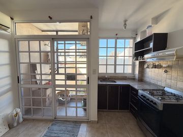 ALQUILER DE MONOAMBIENTE CON BALCON SEMINUEVO