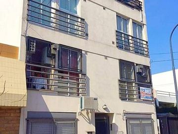 ALQUILER DE MONOAMBIENTE CON BALCON SEMINUEVO
