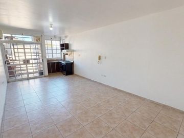 ALQUILER DE MONOAMBIENTE CON BALCON SEMINUEVO