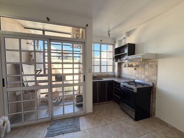 ALQUILER DE MONOAMBIENTE CON BALCON SEMINUEVO