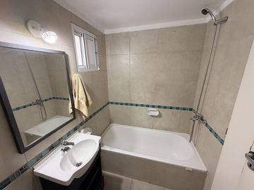 ALQUILER DE MONOAMBIENTE CON BALCON SEMINUEVO