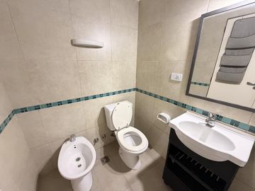 ALQUILER DE MONOAMBIENTE CON BALCON SEMINUEVO