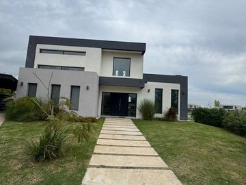 Alquiler Casa en San Sebastian Area 7 Cod 540