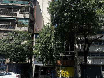 PH que incluye 2 deptos y un local sin subdividir. Se vende en block