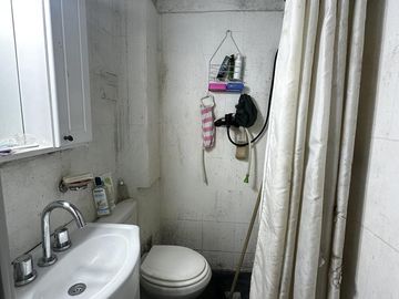 PH que incluye 2 deptos y un local sin subdividir. Se vende en block