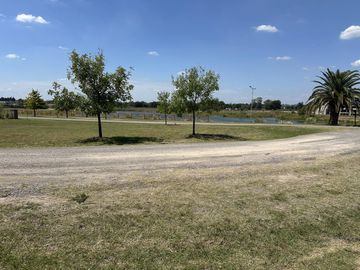 Terreno en  Barrio Cerrado Los Juncos, vista al lago.