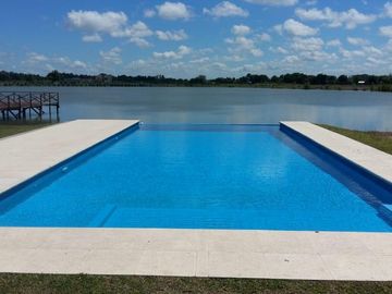Terreno en  Barrio Cerrado Los Juncos, vista al lago.