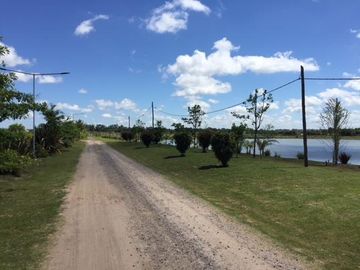 Terreno en  Barrio Cerrado Los Juncos, vista al lago.