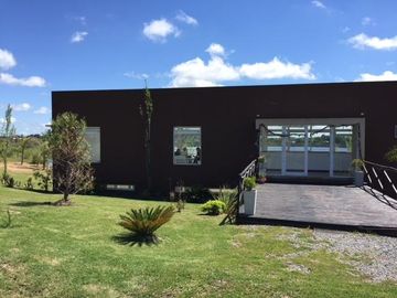 Terreno en  Barrio Cerrado Los Juncos, vista al lago.