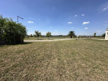 Terreno en  Barrio Cerrado Los Juncos, vista al lago.