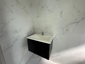 Amplia Oficina en Villa Dominico en alquiler