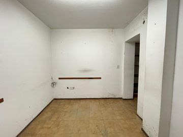 Alquiler Galpón/Local 400M²  en Villa Luzuriaga  Con entrada por 2 calles. Excelente Ubicación