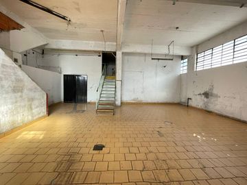 Alquiler Galpón/Local 400M²  en Villa Luzuriaga  Con entrada por 2 calles. Excelente Ubicación
