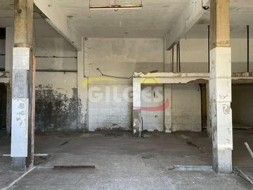 Alquiler Galpón/Local 400M²  en Villa Luzuriaga  Con entrada por 2 calles. Excelente Ubicación