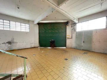 Alquiler Galpón/Local 400M²  en Villa Luzuriaga  Con entrada por 2 calles. Excelente Ubicación