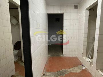 Alquiler Galpón/Local 400M²  en Villa Luzuriaga  Con entrada por 2 calles. Excelente Ubicación