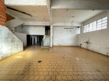 Alquiler Galpón/Local 400M²  en Villa Luzuriaga  Con entrada por 2 calles. Excelente Ubicación