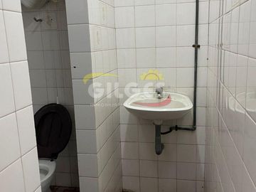 Alquiler Galpón/Local 400M²  en Villa Luzuriaga  Con entrada por 2 calles. Excelente Ubicación