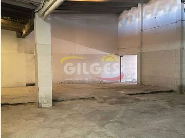 Alquiler Galpón/Local 400M²  en Villa Luzuriaga  Con entrada por 2 calles. Excelente Ubicación