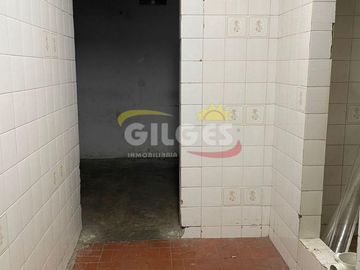 Alquiler Galpón/Local 400M²  en Villa Luzuriaga  Con entrada por 2 calles. Excelente Ubicación