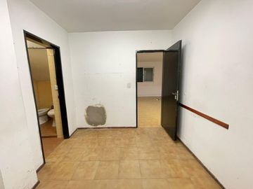 Alquiler Galpón/Local 400M²  en Villa Luzuriaga  Con entrada por 2 calles. Excelente Ubicación