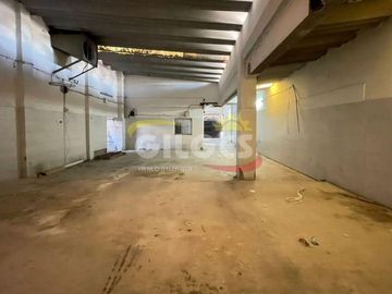 Alquiler Galpón/Local 400M²  en Villa Luzuriaga  Con entrada por 2 calles. Excelente Ubicación