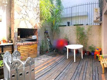 Casa céntrica en pulmón de manzana en Adrogue - Impecable