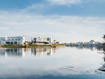 Venta | Lote al agua en barrio Casuarinas - Nordelta