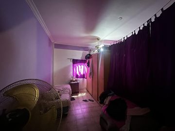 PH que incluye 2 deptos y un local sin subdividir. Se vende en block