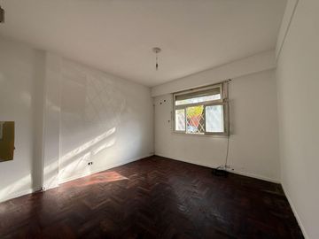 En Venta Departamento de 1 AMBIENTE al frente con Patio  Chacarita